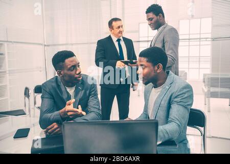 Das multinationale Geschäftsteam arbeitet im Büro. Stockfoto