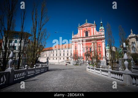 Laibach, Slowenien. April 2020. Leere drei Brücken mit der Kirche der Verkündigung der Franziskaner werden im Stadtzentrum von Laibach leer gesehen.Slowenien ist in der 4. Woche der Quarantäne inmitten des Ausbruchs des Coronavirus eingedrungen. Das slowenische Gesundheitsministerium verzeichnete insgesamt 1.059 Infektionen, 36 Todesopfer und 102, die seit Beginn des Coronavirus (Covid-19)-Ausbruchs geborgen wurden. Credit: SOPA Images Limited/Alamy Live News Stockfoto