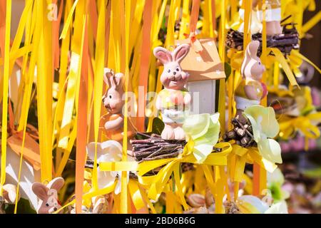 Wien, Österreich - 5. April 2015: Lustige, lächelnde pinke Osterkaninchen figürlich auf dem traditionellen europäischen Markt Stockfoto