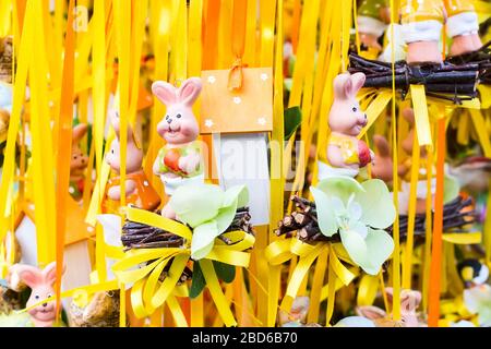 Lustige, lächelnde Pink-Osterkaninchen schmücken auf dem traditionellen europäischen Markt Stockfoto