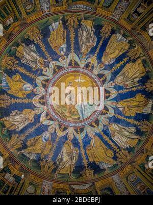 Das Deckenmosaik mit der Taufe Christi und den zwölf Aposteln im Baptisterium von Neon (Battistero Neoniano). Jahrhundert. Ravenna, Emilia-Romagna, I. Stockfoto