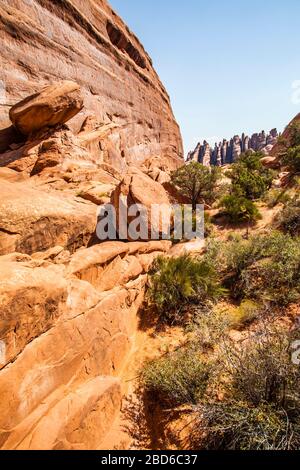 Eine Sandstein-Landschaft im Devils Garden, Arches National Park, Utah, USA. Stockfoto