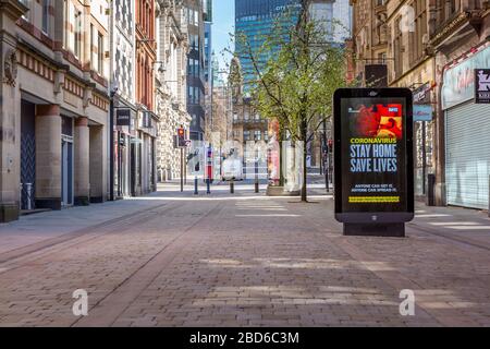 "Day Home Save Lives"-Zeichen, Coronavirus Outbreak, King Street, Manchester City Center, Großbritannien, April 2020. Stockfoto