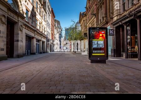 "Day Home Save Lives"-Zeichen, Coronavirus Outbreak, King Street, Manchester City Center, Großbritannien, April 2020. Stockfoto