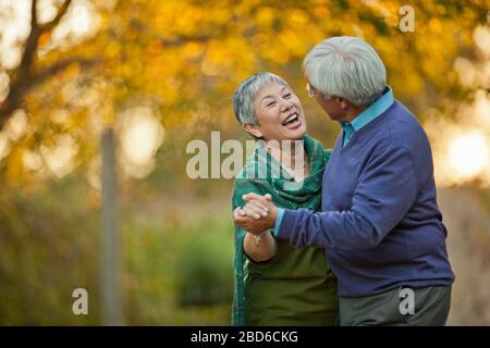 Gerne älteres Paar spielerisch tanzen zusammen. Stockfoto