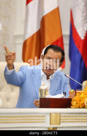 (200407) -- PHNOM PENH, 7. April 2020 (Xinhua) -- der kamboische Premierminister Samdech Techo Hun Sen spricht auf einer Pressekonferenz über die aktuelle Situation der COVID-19 in Phnom Penh, Kambodscha, 7. April 2020. Der kamboische Premierminister Samdech Techo Hun Sen sagte am Dienstag, dass die gegenseitige Hilfe zwischen Kambodscha und China in der Zeit der COVID-19-Pandemie die bilateralen Beziehungen zu neuen Höhen gebracht habe. (Foto von Li Lay/Xinhua) Stockfoto