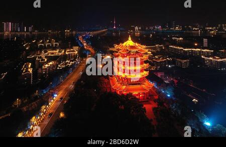 Wuhan, China. April 2020. Das Luftbild vom 7. April 2020 zeigt den beleuchteten gelben Kranturm oder Huanghelou, ein Wahrzeichen der Stadt Wuhan, der zentralen chinesischen Provinz Hubei. Wuhan wird voraussichtlich ab Mittwoch die Beschränkungen für ausgehende Reisen aufheben. Kredit: Li He/Xinhua/Alamy Live News Stockfoto