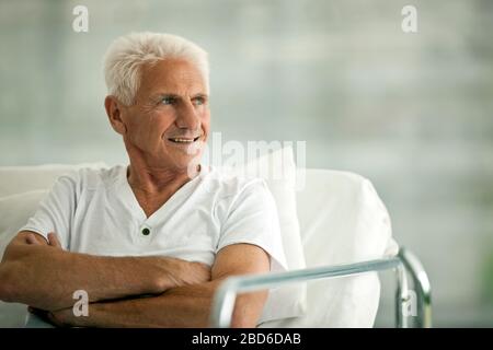 Portrait von älteren männlichen Patienten in einem Krankenhausbett suchen besorgt. Stockfoto