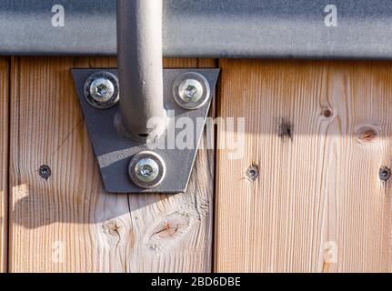 Strukturelemente der Brücke. Holzbalustrade. Stahlbefestigungen. Die renovierte Brücke. Konstruktionsdetails. Stahlschrauben. Stockfoto