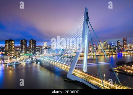 Rotterdam, Niederlande, Skyline der Stadt in der Dämmerung. Stockfoto