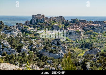 Les Baux-de-Provence, ein mittelalterliches Dorf auf einem Felsvorsprung in den Alpilles, Provence, Frankreich. Frühjahr 2017. Stockfoto