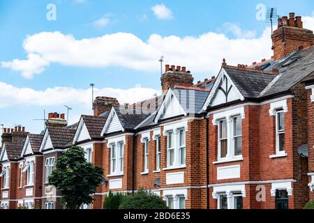 Straße typischer Reihenhäuser - London UK Stockfoto