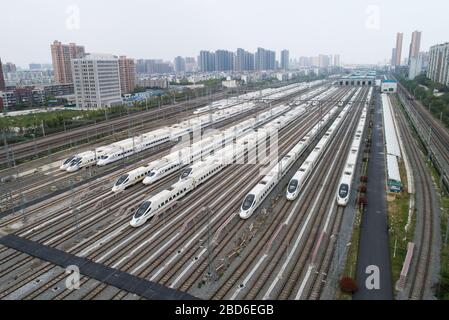 Wuhan, China. April 2020. Das Luftbild vom 7. April 2020 zeigt Einschusszüge in einem Depot in Wuhan, der zentralchinesischen Provinz Hubei. Wuhan wird voraussichtlich die Beschränkungen für ausgehende Reisen ab Mittwoch nach fast 11 Wochen Sperrzeit aufheben. Credit: Xiao Yijiu/Xinhua/Alamy Live News Stockfoto