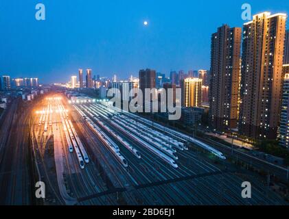 Wuhan, China. April 2020. Das Luftbild vom 7. April 2020 zeigt Einschusszüge in einem Depot in Wuhan, der zentralchinesischen Provinz Hubei. Wuhan wird voraussichtlich die Beschränkungen für ausgehende Reisen ab Mittwoch nach fast 11 Wochen Sperrzeit aufheben. Credit: Xiao Yijiu/Xinhua/Alamy Live News Stockfoto