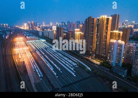 Wuhan, China. April 2020. Das Luftbild vom 7. April 2020 zeigt Einschusszüge in einem Depot in Wuhan, der zentralchinesischen Provinz Hubei. Wuhan wird voraussichtlich die Beschränkungen für ausgehende Reisen ab Mittwoch nach fast 11 Wochen Sperrzeit aufheben. Credit: Xiao Yijiu/Xinhua/Alamy Live News Stockfoto