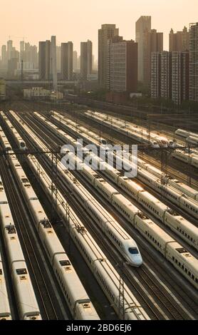 Wuhan, China. April 2020. Das Luftbild vom 7. April 2020 zeigt Einschusszüge in einem Depot in Wuhan, der zentralchinesischen Provinz Hubei. Wuhan wird voraussichtlich die Beschränkungen für ausgehende Reisen ab Mittwoch nach fast 11 Wochen Sperrzeit aufheben. Credit: Xiao Yijiu/Xinhua/Alamy Live News Stockfoto