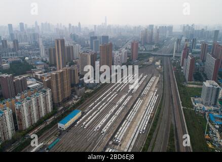 Wuhan, China. April 2020. Das Luftbild vom 7. April 2020 zeigt Einschusszüge in einem Depot in Wuhan, der zentralchinesischen Provinz Hubei. Wuhan wird voraussichtlich die Beschränkungen für ausgehende Reisen ab Mittwoch nach fast 11 Wochen Sperrzeit aufheben. Credit: Xiao Yijiu/Xinhua/Alamy Live News Stockfoto