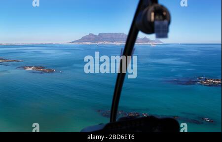 Luftaufnahme aus einem Hubschrauber, der in Richtung Kapstadt CBD und Tafelberg gerichtet ist Stockfoto