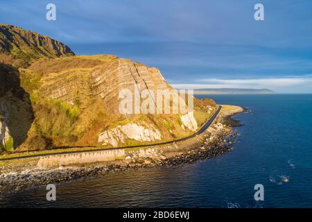 Nordirland, Großbritannien. Atlantikküste. Cliffs und Antrim Coast Road, auch bekannt als Causeway Costal Route. Eine der landschaftlich schönsten Küstenstraßen Europas. Aeri Stockfoto