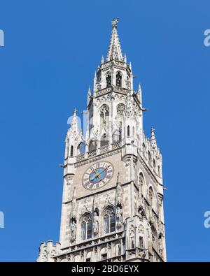 Nahaufnahme des Turms des neuen Münchner Rathauses. Wahrzeichen am Marienplatz. Die Figur auf dem Uhrturm heißt Münchner Kindl. Stockfoto