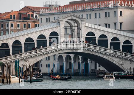 Venedig/Venetien/Italien - 18. Februar 2020: Die Rialtobrücke (Ponte di Rialto), die älteste der vier Brücken, die den Canal Grande in Venedig überspannen, Stockfoto