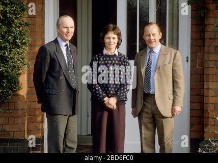 Gerald Barber und Nichol Marston (rechts), gemeinsame Schulleiter der Ludgrove School in Berkshire, Großbritannien, mit Geralds Frau Janet, an der Schule, die sich darauf vorbereitet Stockfoto