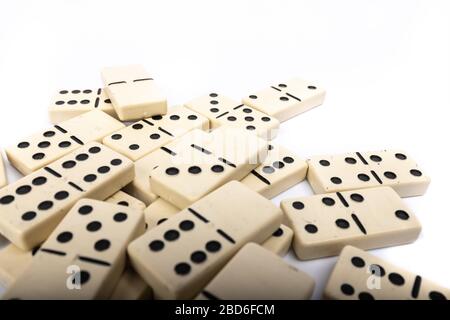 Spieldominanten mit rechteckigem Boden aus Kunststoff mit weißem Hintergrund im Studio Stockfoto