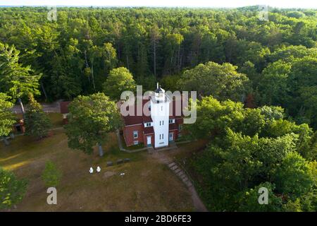 40 Mile Point Lighthouse Tower Rogers City Michigan mit einem leistungsstarken Licht, das an oder in der Nähe des Ufers gebaut wird, um Schiffe von Gefahren fernzuhalten Stockfoto