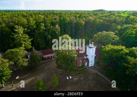 40 Mile Point Lighthouse Tower Rogers City Michigan mit einem leistungsstarken Licht, das an oder in der Nähe des Ufers gebaut wird, um Schiffe von Gefahren fernzuhalten Stockfoto