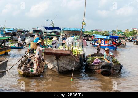 Boote und Menschen auf dem schwimmenden Markt Cai Rang, Provinz Can Tho, Vietnam Stockfoto