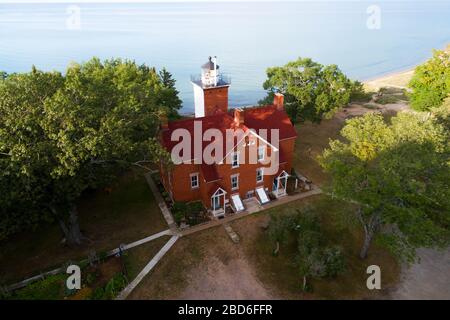 40 Mile Point Lighthouse Tower Rogers City Michigan mit einem leistungsstarken Licht, das an oder in der Nähe des Ufers gebaut wird, um Schiffe von Gefahren fernzuhalten Stockfoto