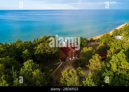 40 Mile Point Lighthouse Tower Rogers City Michigan mit einem leistungsstarken Licht, das an oder in der Nähe des Ufers gebaut wird, um Schiffe von Gefahren fernzuhalten Stockfoto