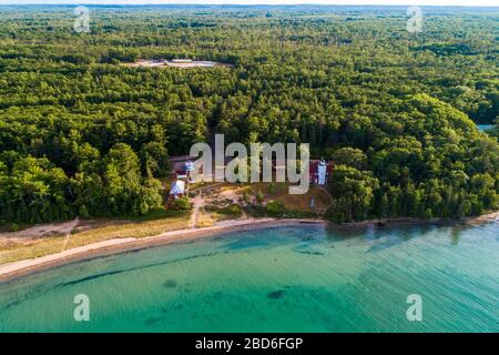 40 Mile Point Lighthouse Tower Rogers City Michigan mit einem leistungsstarken Licht, das an oder in der Nähe des Ufers gebaut wird, um Schiffe von Gefahren fernzuhalten Stockfoto