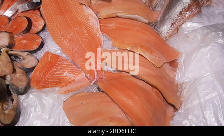 Frischer Lachs auf dem Fischmarkt. Gesunde Meeresfrüchte im Eis. Goldkopf und Seevoss. Stockfoto