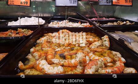 Frische Garnelen auf dem Fischmarkt. Gesunde Meeresfrüchte im Eis. Goldkopf und Seevoss. Stockfoto