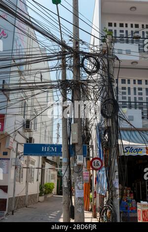 Gewirr von Oberleitungen und Kabeln entlang der Straße in Ho Chi Minh City (früher Saigon) Süd-Vietnam, Südostasien Stockfoto