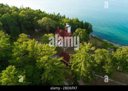 40 Mile Point Lighthouse Tower Rogers City Michigan mit einem leistungsstarken Licht, das an oder in der Nähe des Ufers gebaut wird, um Schiffe von Gefahren fernzuhalten Stockfoto