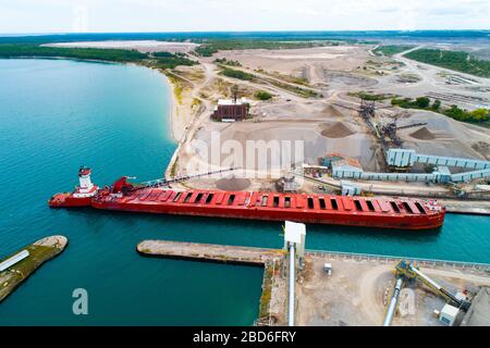 Frachtfrachter der Great Lakes, die Carmuse Calcit Kalksteinbruch Kalk laden und Rogers City Michigan auf dem Huronsee lagern Stockfoto