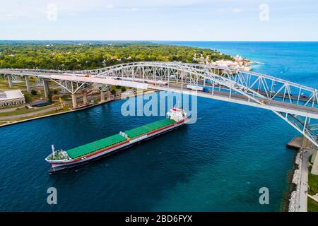 Luftbild Frachtfrachter der Great Lakes auf dem St. Clair River im Huronsee in Port Huron Michigan an der Blue Water International Bridge Borderi Stockfoto