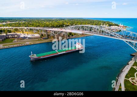 Luftbild Frachtfrachter der Great Lakes auf dem St. Clair River im Huronsee in Port Huron Michigan an der Blue Water International Bridge Borderi Stockfoto