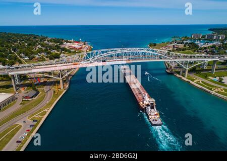 Luftbild Frachtfrachter der Great Lakes auf dem St. Clair River im Huronsee in Port Huron Michigan an der Blue Water International Bridge Borderi Stockfoto