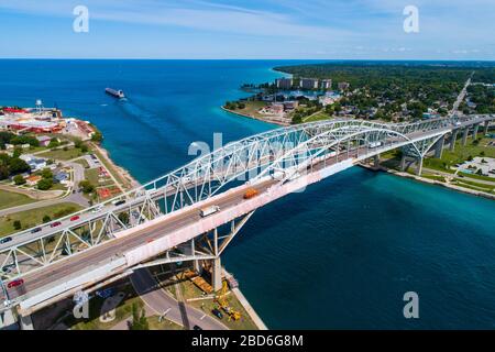 Bllue Water International überbrücke den Verkehr zwischen dem Hafen Huron Michigan und Sarnia Ontario Kanada Stockfoto