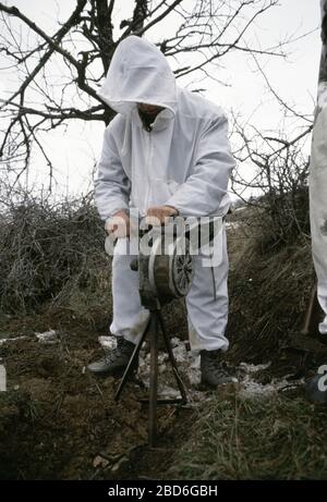 Januar 1994 während des Krieges in Zentralbosnien: Ein Soldat der Rama Brigade der HVO dreht eine handgekippte luftrutzirene im bosnisch-muslimischen Dorf hier, die zwei Tage zuvor gefangen genommen wurde. Stockfoto