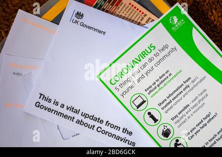 Coronavirus Pandemie: Ratschläge und Anweisungen der britischen Regierung per Post kommen zu jedem Haus mit einem Merkblatt des Surrey County Council Stockfoto