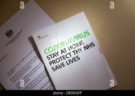 Coronavirus Botschaft der britischen Regierung in einem Brief und einer Broschüre, die zu jedem Haus veröffentlicht wurde: Bleiben Sie zu Hause, schützen Sie die NHS, retten Sie Leben Stockfoto