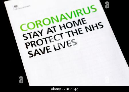 Coronavirus Botschaft der britischen Regierung in einem Brief und einer Broschüre, die zu jedem Haus veröffentlicht wurde: Bleiben Sie zu Hause, schützen Sie die NHS, retten Sie Leben Stockfoto