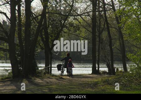 Wanstead Park, London, Großbritannien - 07. April 2020: Menschen gehen im Wanstead Park, während sie an einem sonnigen Dienstagnachmittag während des UK Lockdown soziale Distanzierungen beobachten. Die Regierung hat der Öffentlichkeit geraten, aufgrund der Covid-19-Pandemie zu Hause in ganz Großbritannien zu bleiben, aber für wichtige Reisen für Grundlagen und Bewegung. Fotos: David Mbiyu/Alamy Live News Stockfoto