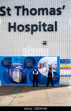 London, Großbritannien. April 2020. Die Polizei steht außerhalb des St. Thomas' Hospital, wo der britische Premierminister Boris Johnson auf Intensivstation versorgt wird, nachdem er versucht hat, die Bündnisse abzuschütteln. Credit: Thabo Jaiyesimi/Alamy Live News Stockfoto