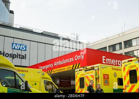 London, Großbritannien. April 2020. Rettungskräfte stehen vor dem St. Thomas' Hospital, wo der britische Premierminister Boris Johnson auf Intensivstation versorgt wird, nachdem er versucht hat, die Kovid 19 abzuschütteln, Credit: Thabo Jaiyesimi/Alamy Live News Stockfoto