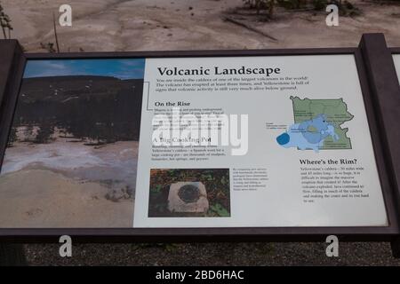 YELLOWSTONE NATIONALPARK, USA - 12. Juli 2014: Ein informatives Schild mit Details zur Vulkanlandschaft und zur Caldera in Yellowstone Nati Stockfoto